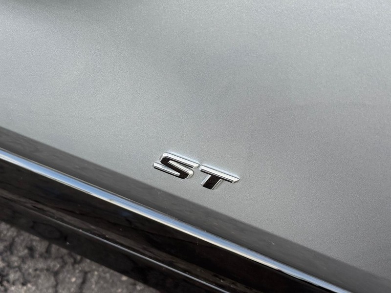 Buick Encore GX Vehicle Full-screen Gallery Image 10