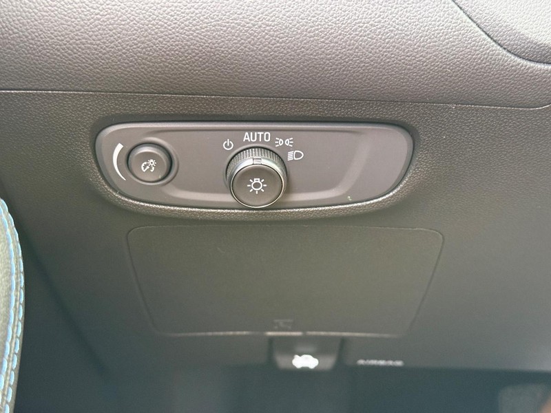 Buick Encore GX Vehicle Full-screen Gallery Image 17