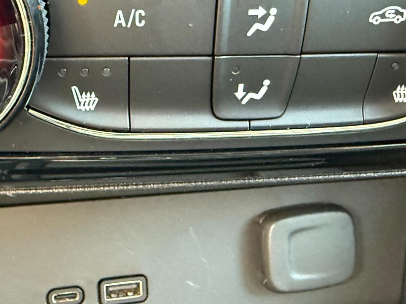 Buick Encore GX Vehicle Full-screen Gallery Image 23