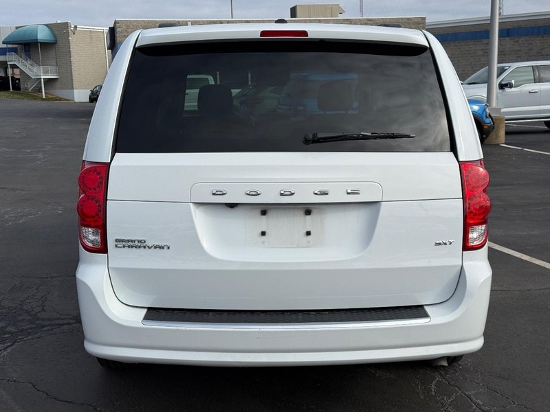 Dodge Grand Caravan Vehicle Full-screen Gallery Image 05