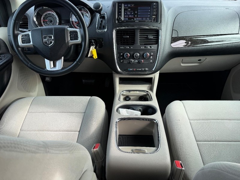Dodge Grand Caravan Vehicle Full-screen Gallery Image 12