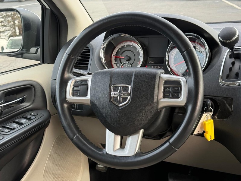 Dodge Grand Caravan Vehicle Full-screen Gallery Image 13