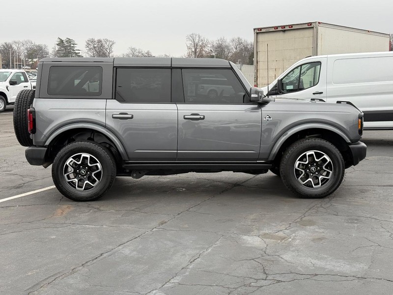 Ford Bronco Vehicle Full-screen Gallery Image 02
