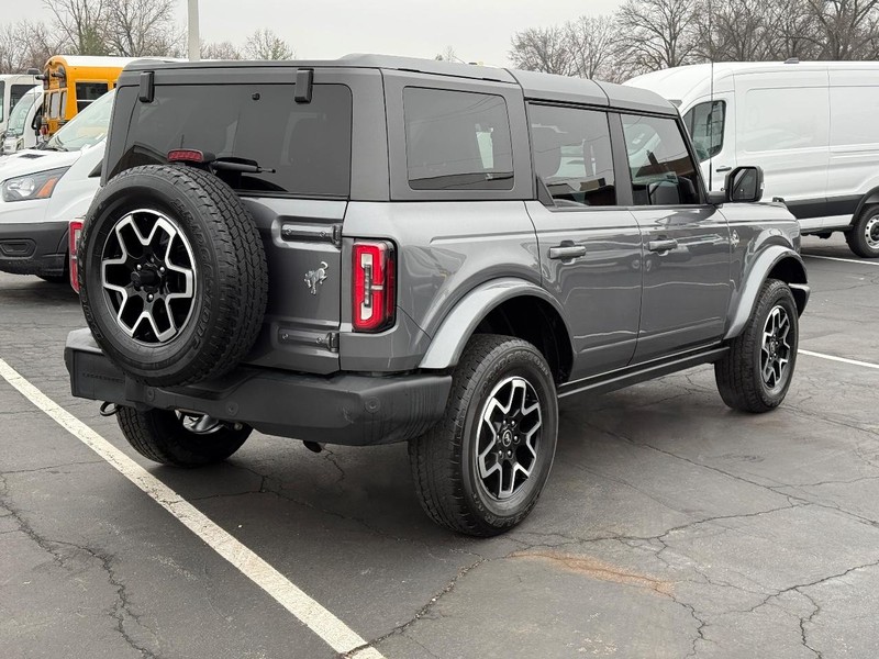 Ford Bronco Vehicle Full-screen Gallery Image 03