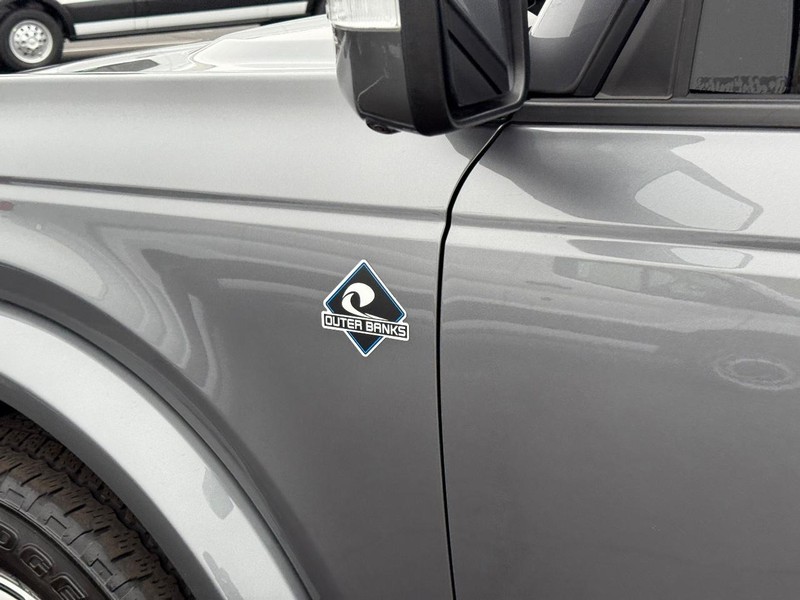 Ford Bronco Vehicle Full-screen Gallery Image 08