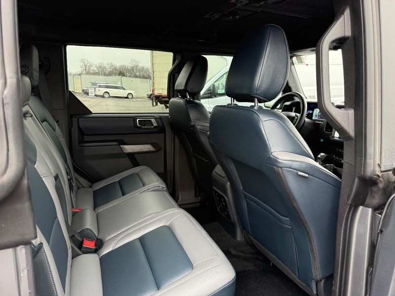 Ford Bronco Vehicle Full-screen Gallery Image 11