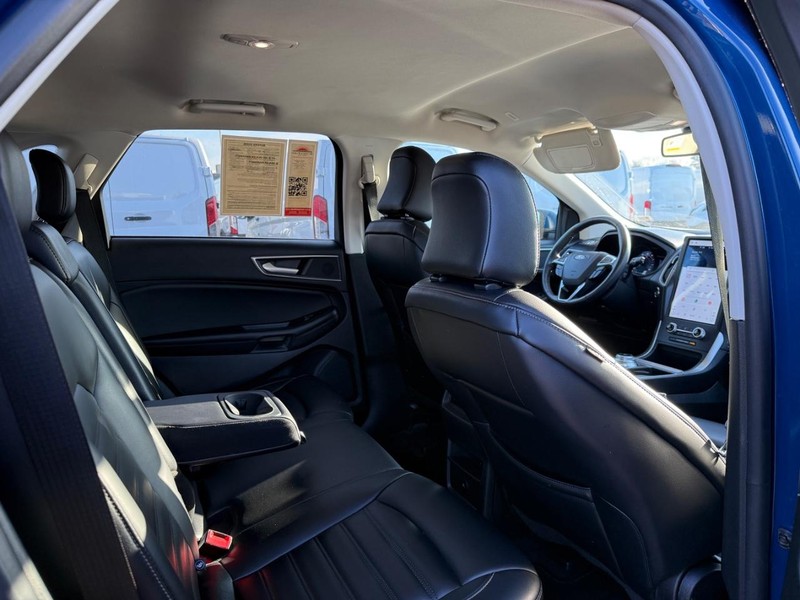 Ford Edge Vehicle Full-screen Gallery Image 11