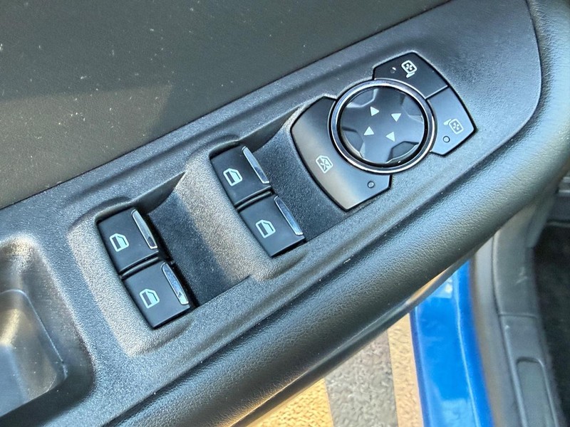 Ford Edge Vehicle Full-screen Gallery Image 15