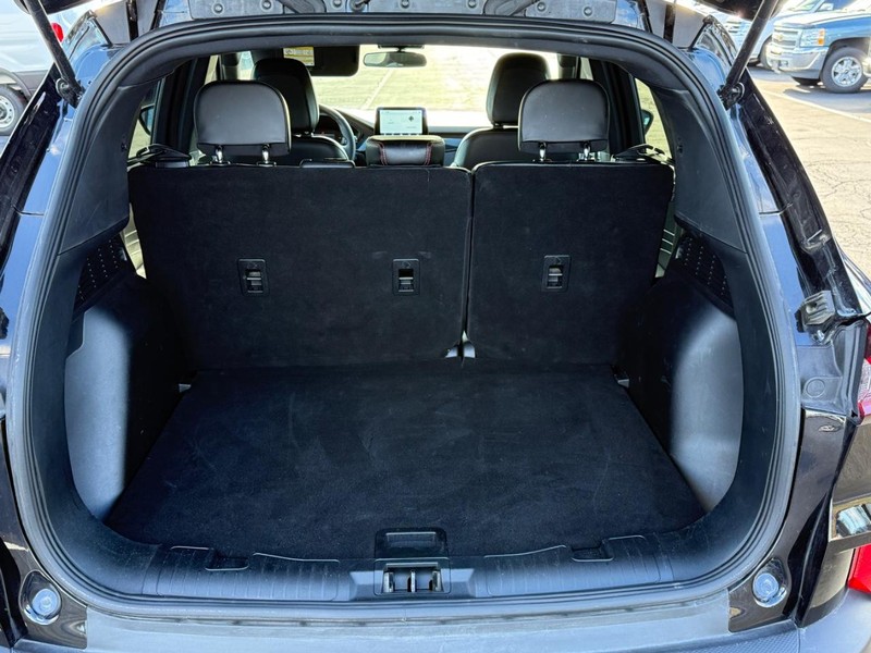 Ford Escape Vehicle Full-screen Gallery Image 04