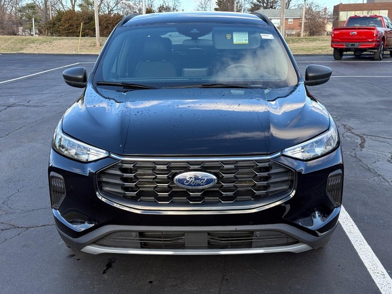 Ford Escape Vehicle Full-screen Gallery Image 09
