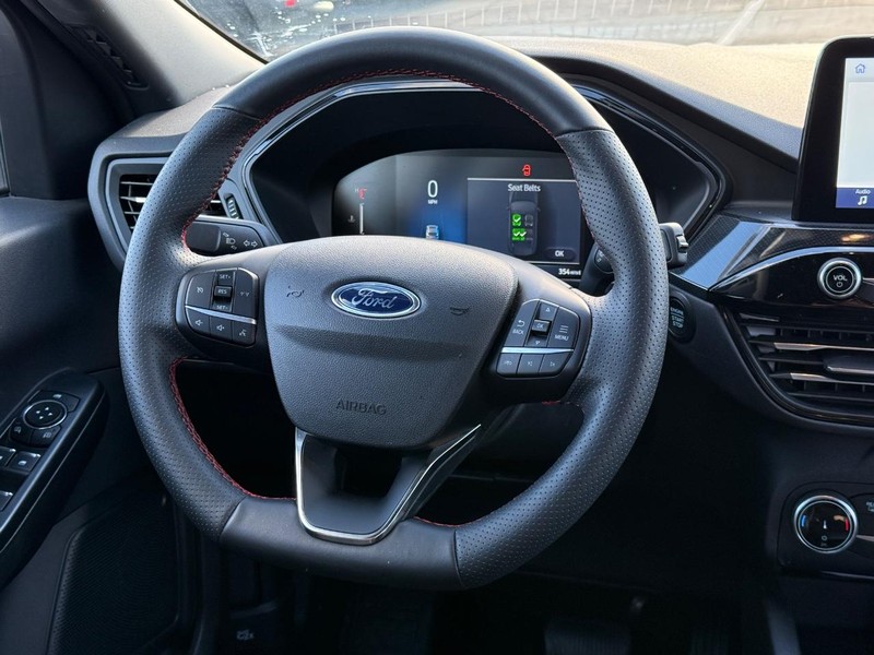 Ford Escape Vehicle Full-screen Gallery Image 12