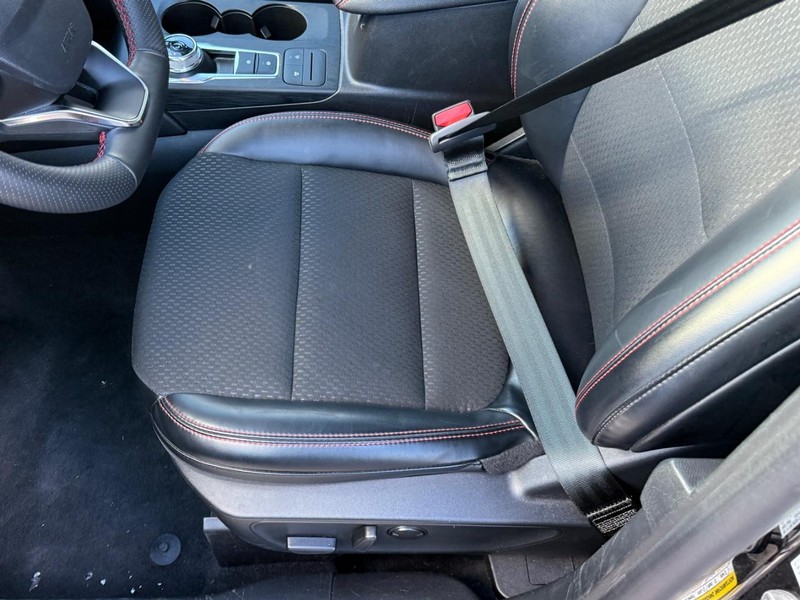 Ford Escape Vehicle Full-screen Gallery Image 15