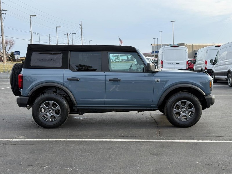 Ford Bronco Vehicle Full-screen Gallery Image 02