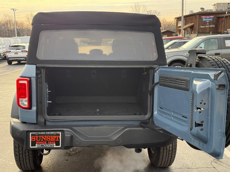 Ford Bronco Vehicle Full-screen Gallery Image 04