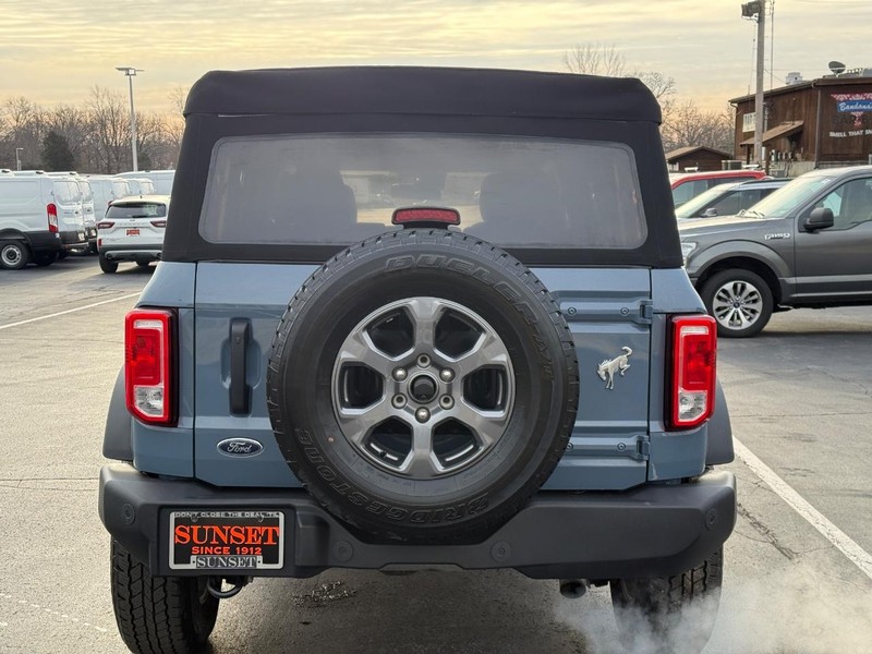 Ford Bronco Vehicle Full-screen Gallery Image 05