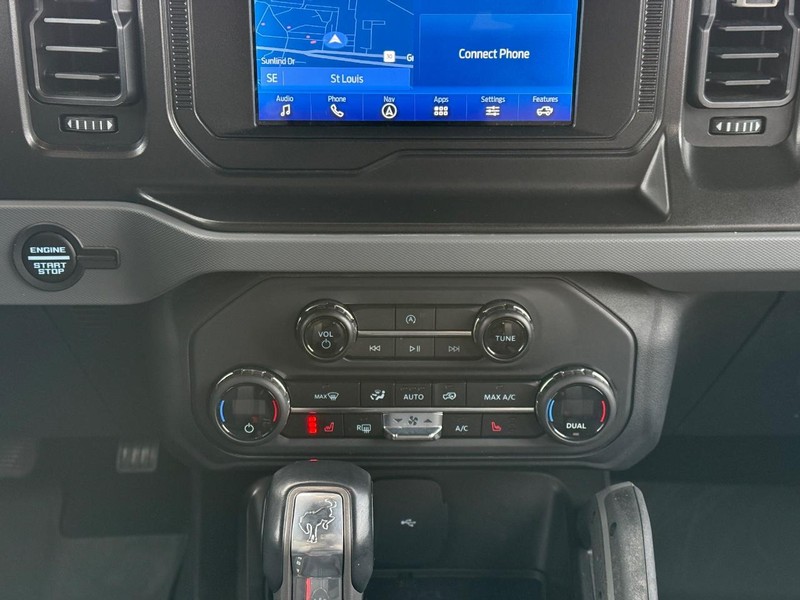 Ford Bronco Vehicle Full-screen Gallery Image 15