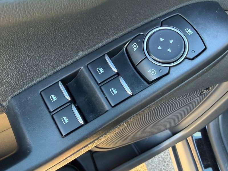 Ford Escape Vehicle Full-screen Gallery Image 13