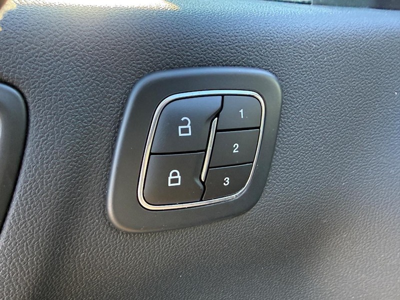 Ford Escape Vehicle Full-screen Gallery Image 14