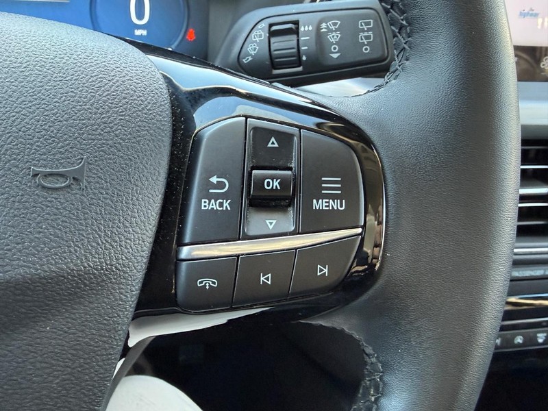 Ford Escape Vehicle Full-screen Gallery Image 18