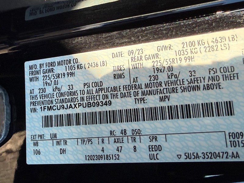 Ford Escape Vehicle Full-screen Gallery Image 23