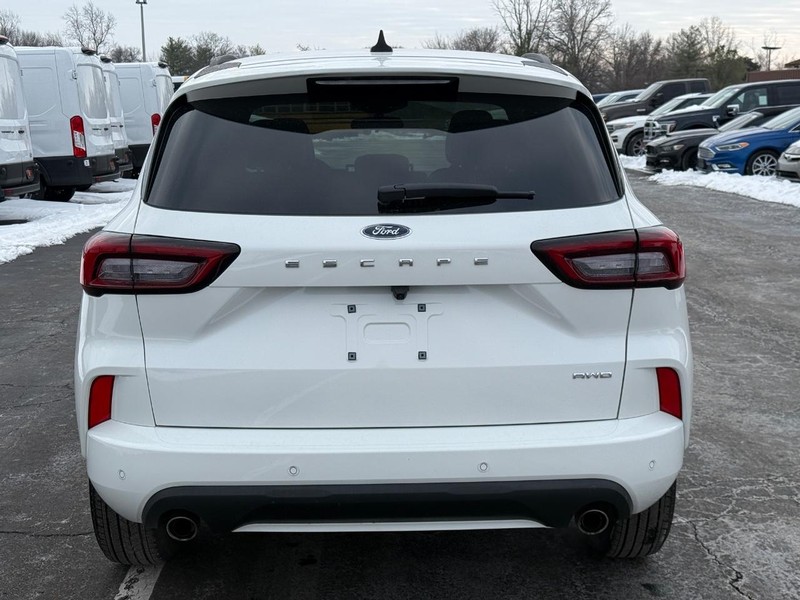 Ford Escape Vehicle Full-screen Gallery Image 05