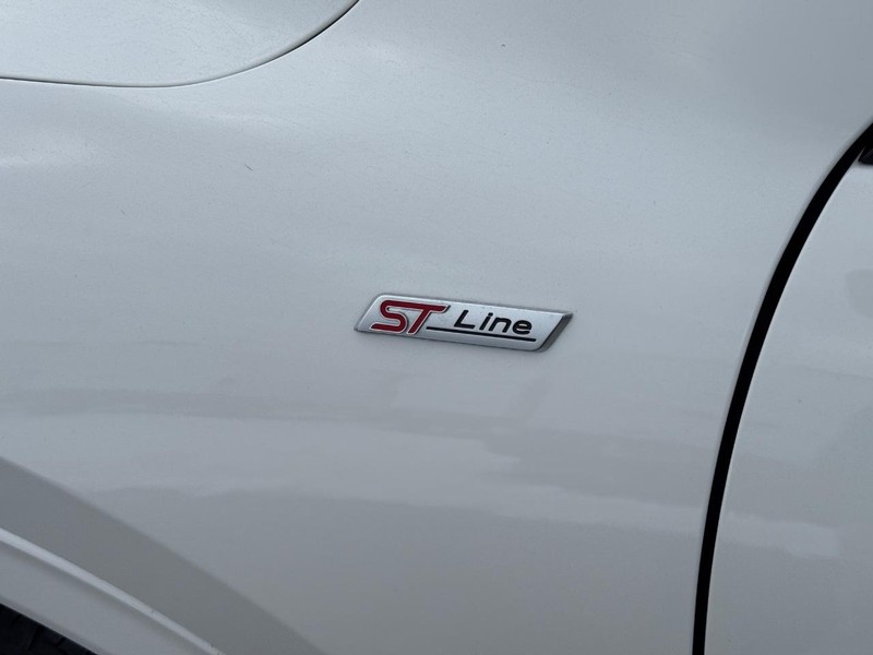 Ford Escape Vehicle Full-screen Gallery Image 08