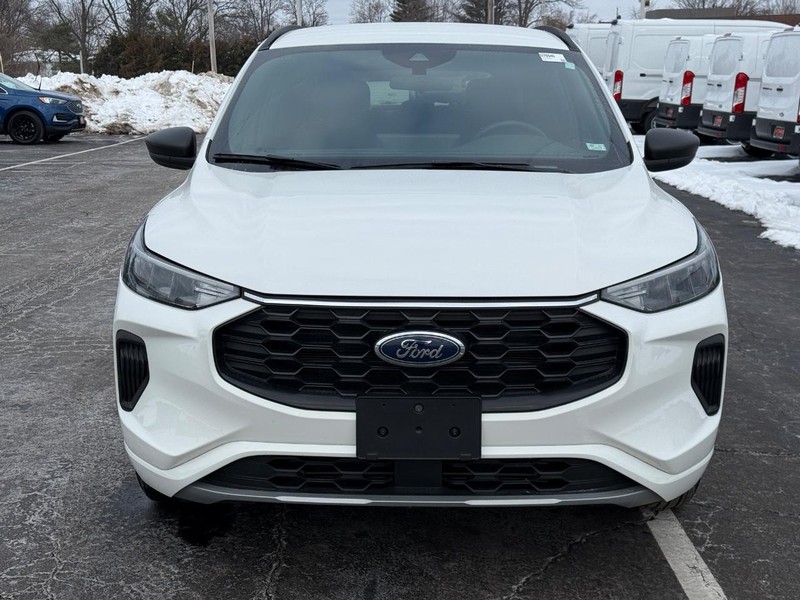 Ford Escape Vehicle Full-screen Gallery Image 10