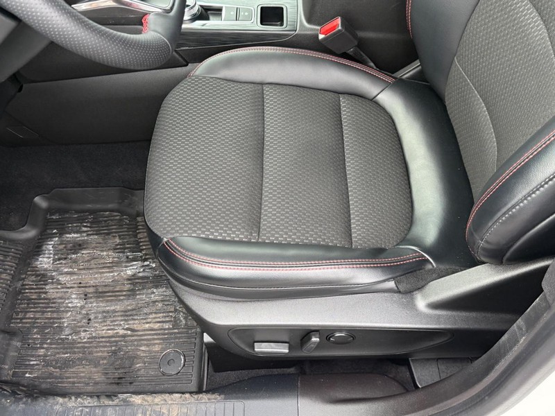 Ford Escape Vehicle Full-screen Gallery Image 16