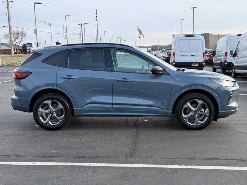 Ford Escape Vehicle Full-screen Gallery Image 02