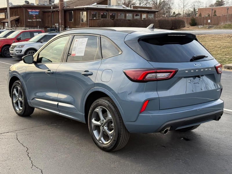 Ford Escape Vehicle Full-screen Gallery Image 05