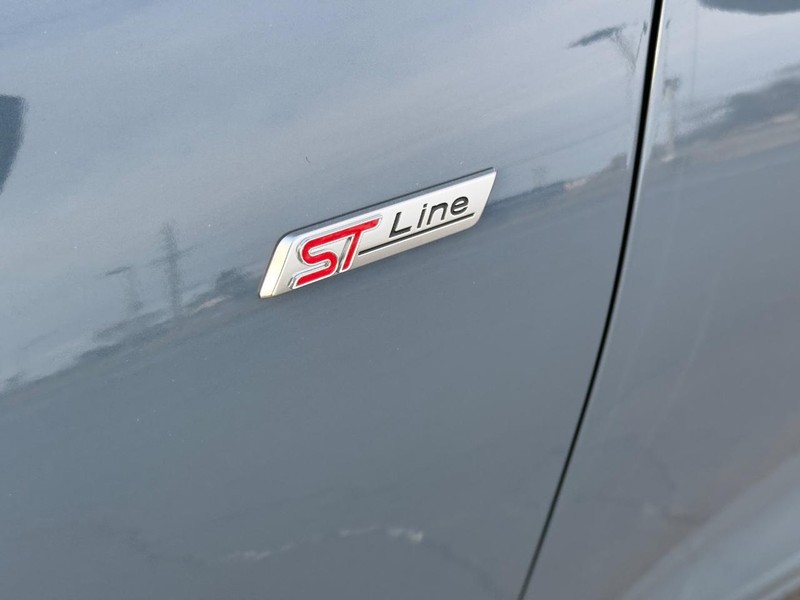 Ford Escape Vehicle Full-screen Gallery Image 07