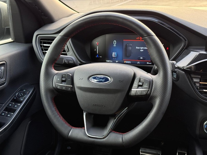 Ford Escape Vehicle Full-screen Gallery Image 12