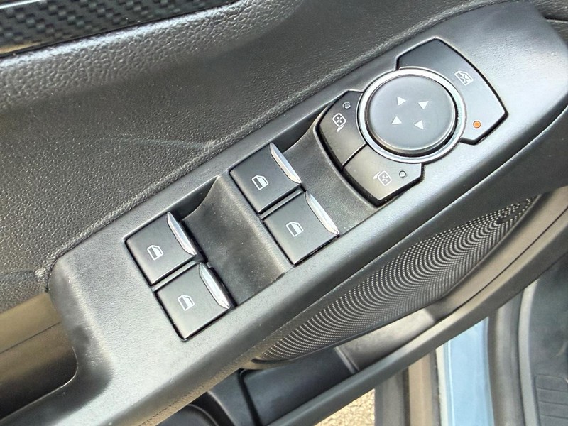 Ford Escape Vehicle Full-screen Gallery Image 15