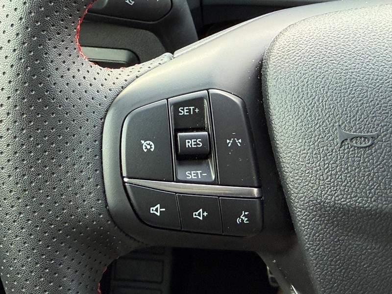 Ford Escape Vehicle Full-screen Gallery Image 18