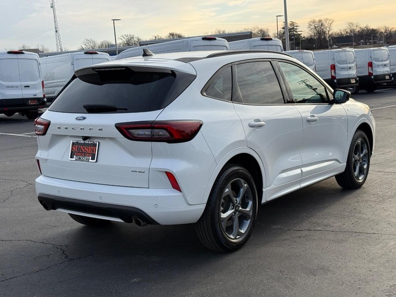 Ford Escape Vehicle Full-screen Gallery Image 03