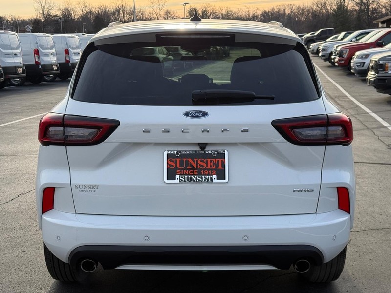 Ford Escape Vehicle Full-screen Gallery Image 05