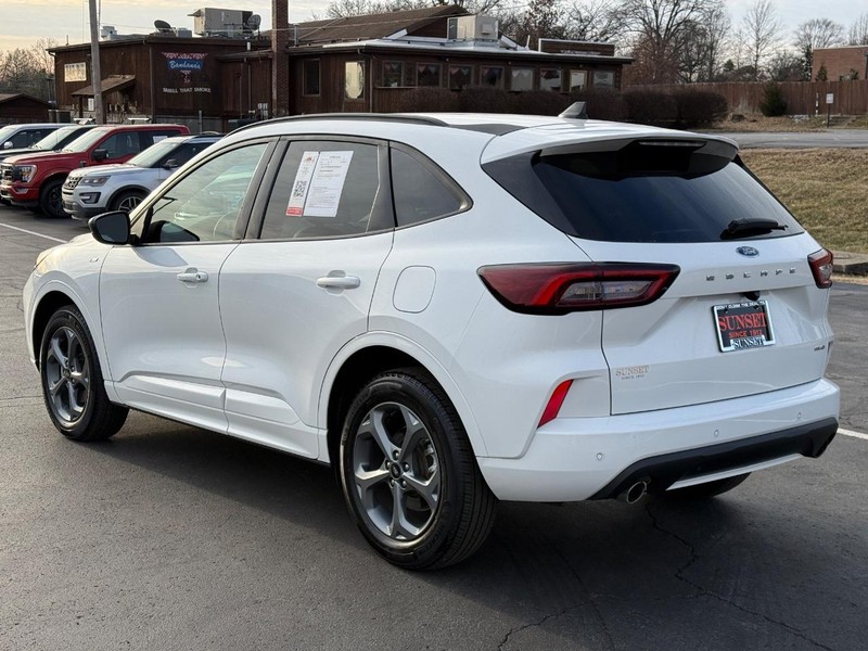 Ford Escape Vehicle Full-screen Gallery Image 06