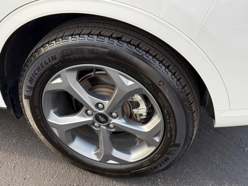 Ford Escape Vehicle Full-screen Gallery Image 07