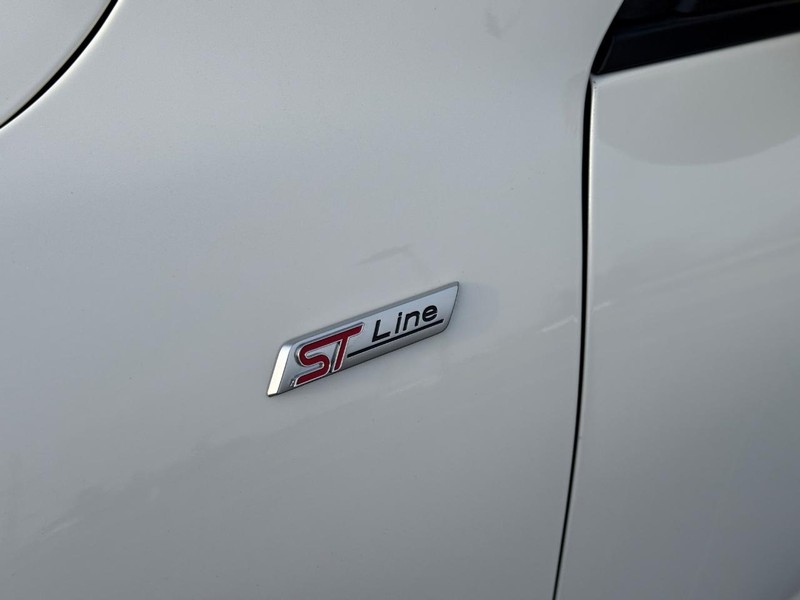 Ford Escape Vehicle Full-screen Gallery Image 08