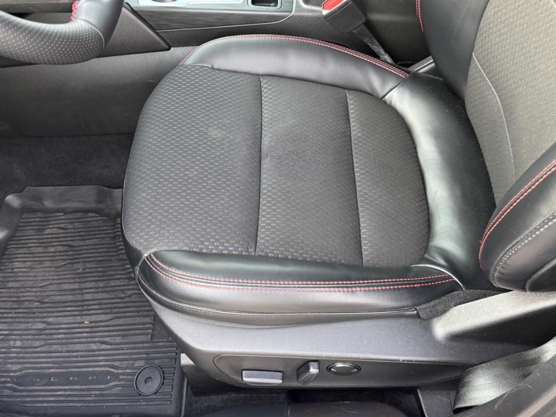 Ford Escape Vehicle Full-screen Gallery Image 16