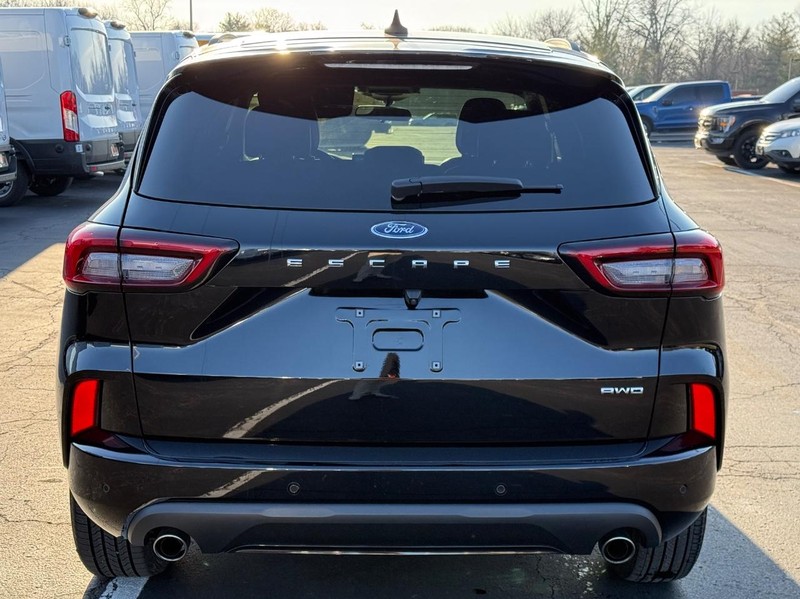 Ford Escape Vehicle Full-screen Gallery Image 05