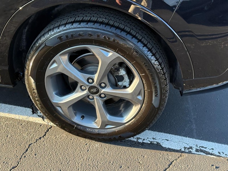 Ford Escape Vehicle Full-screen Gallery Image 07