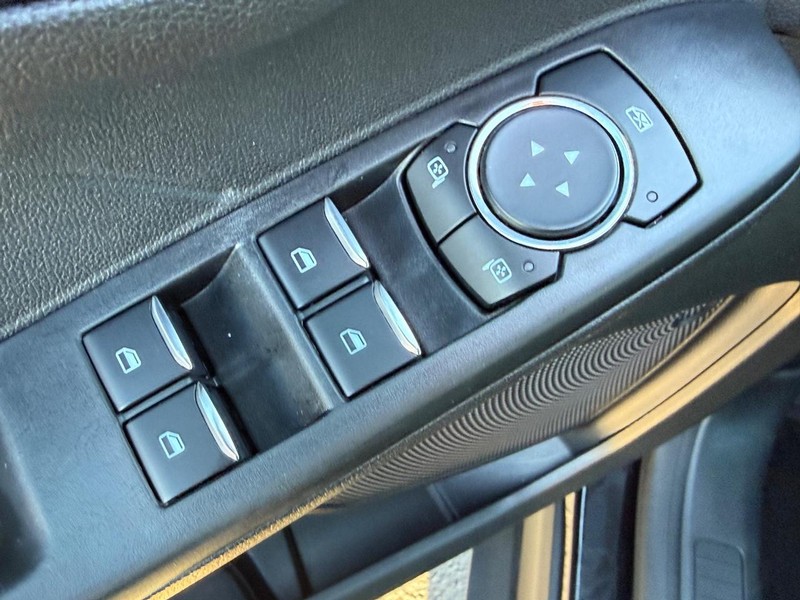 Ford Escape Vehicle Full-screen Gallery Image 14