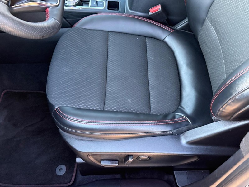 Ford Escape Vehicle Full-screen Gallery Image 15