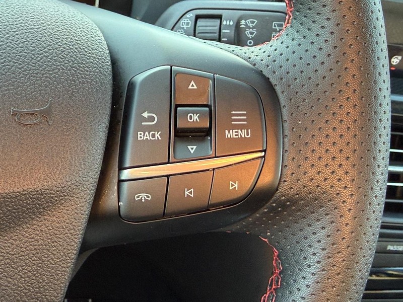 Ford Escape Vehicle Full-screen Gallery Image 18