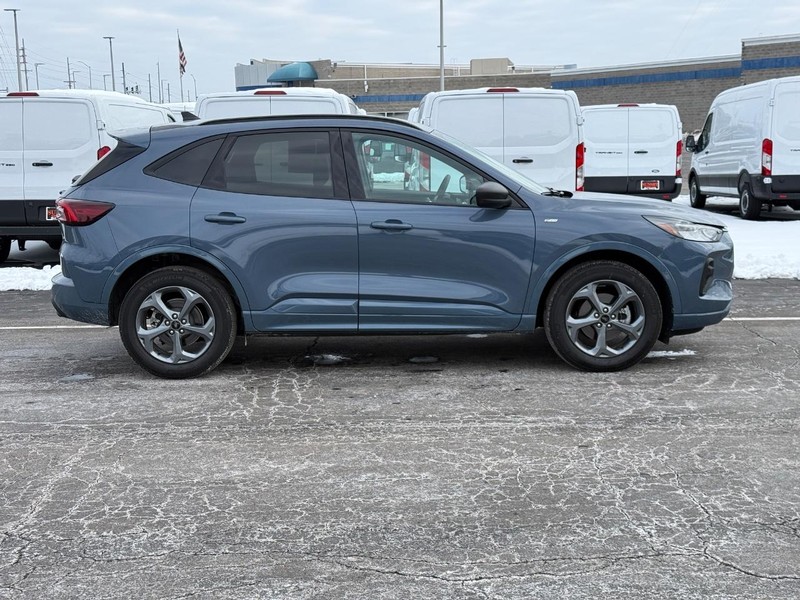 Ford Escape Vehicle Full-screen Gallery Image 02