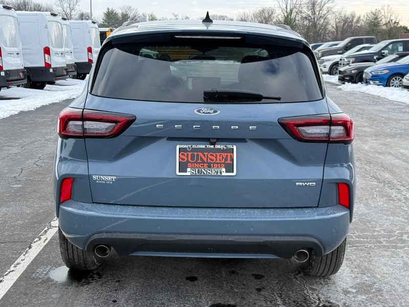 Ford Escape Vehicle Full-screen Gallery Image 05