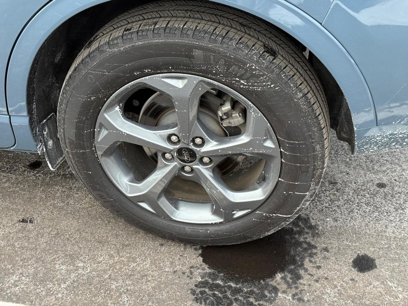 Ford Escape Vehicle Full-screen Gallery Image 07