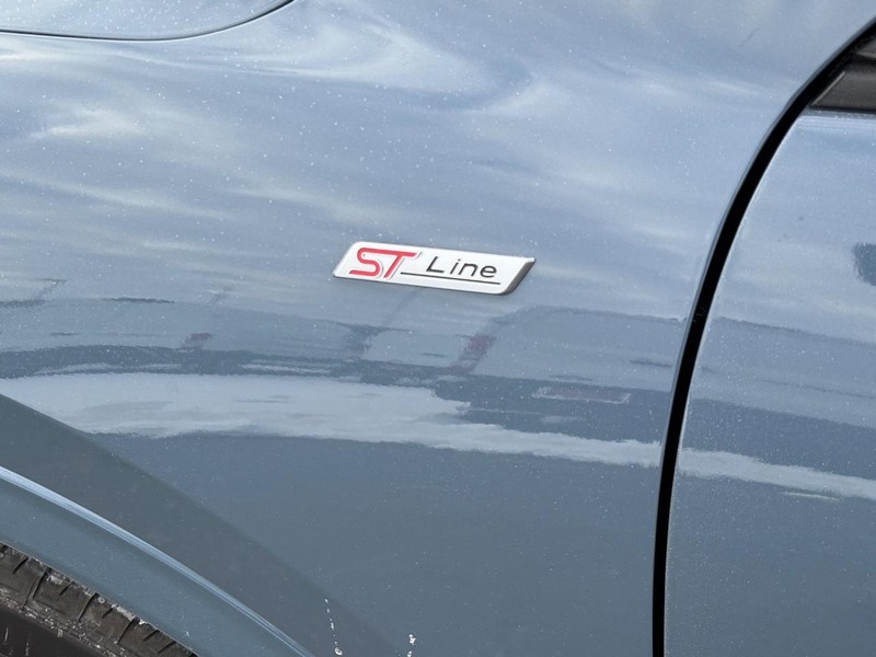 Ford Escape Vehicle Full-screen Gallery Image 08