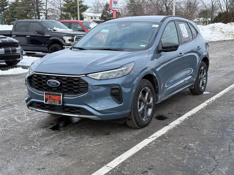 Ford Escape Vehicle Full-screen Gallery Image 09